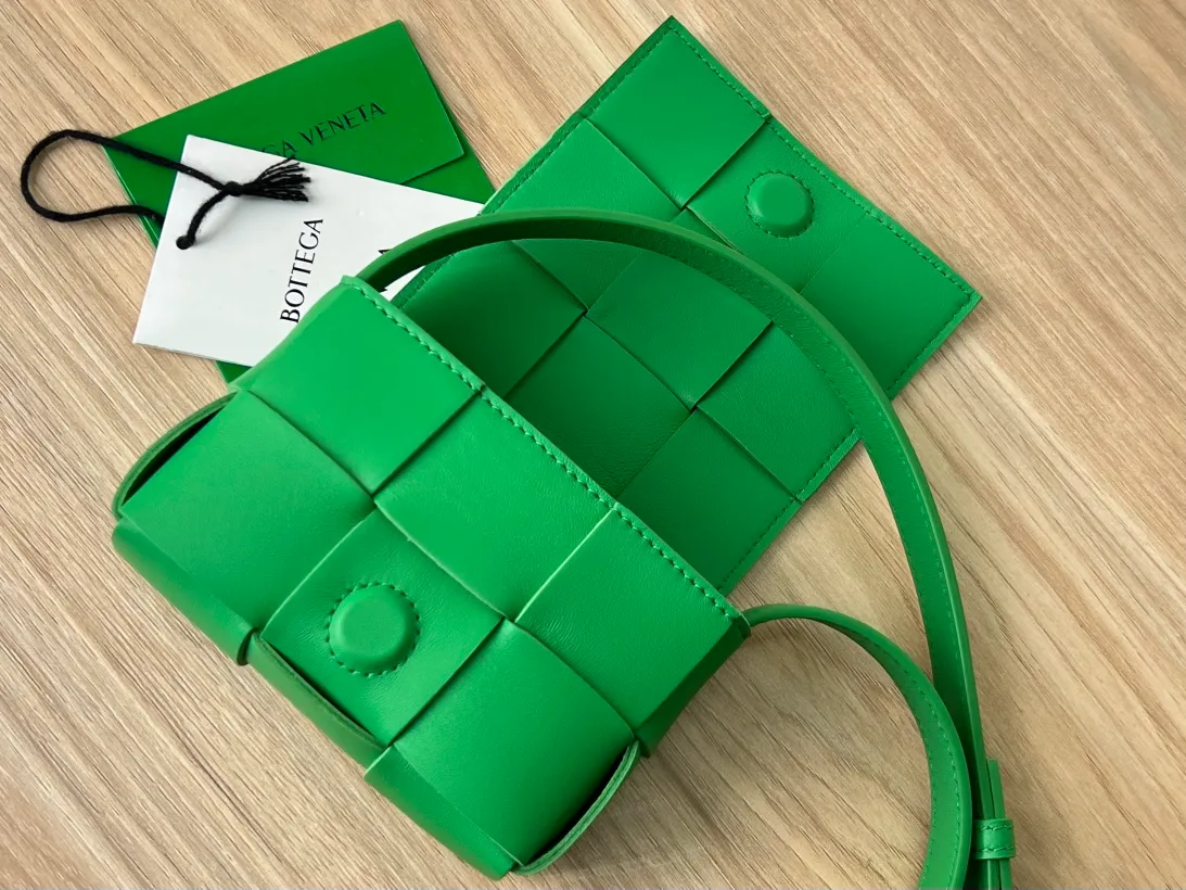The new sheepskin checkered Mini cassette Bag. This cutie has been blown away even before it’s shipped. Available in waxed leather/sheepskin. Both leathers have a special texture to the touch. The cute cutie has a stunning appearance. 💓Super delicate and cute. Although it can’t fit a mobile phone, it can hold a lot of everyday cuties. It can be used as an ornament or a small bag. The mini Tabby can always add points to the look just right. A cutie with a 100% repeat rate when traveling. Get the same style as the street item. The shoulder strap is just right for one shoulder or crossbody. It’s perfect~ Size: 12x8x4 Style No.: 6813